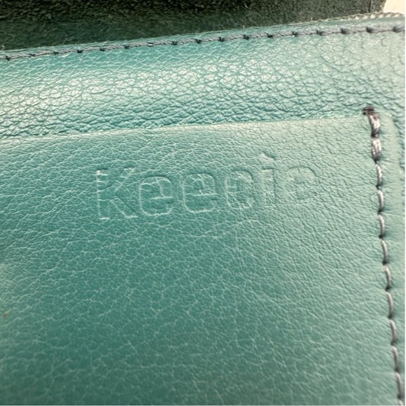 Leather Keecie wallet with a silkscreen of a cat chasing a bird on the inside - Picture 13 of 16